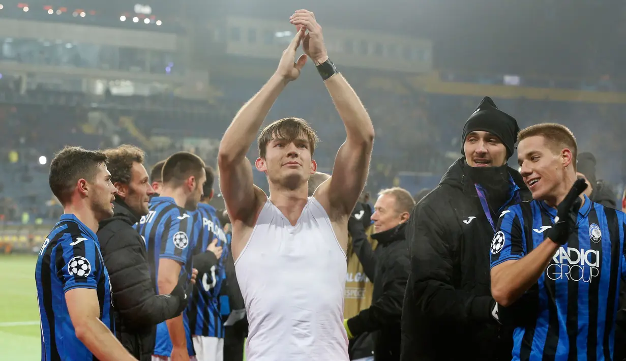 Pemain Atalanta Marten de Roon (tengah) merayakan kemenangan timnya atas Shakhtar Donetsk pada pertandingan Grup C Liga Champions di Kharkiv, Ukraina, Rabu (11/12/2019). Atalanta sukses mengukir sejarah untuk pertama kalinya mampu lolos ke babak 16 besar Liga Champions. (AP Photo/Efrem Lukatsky)
