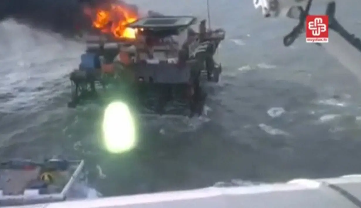 Sebuah gambar menampilkan suatu kilang minyak diatas laut yang terbakar di Laut Kaspia, Azerbaijan, (5/12). Belum diketahui pasti penyebab kebakaran tersebut. (Reuters)