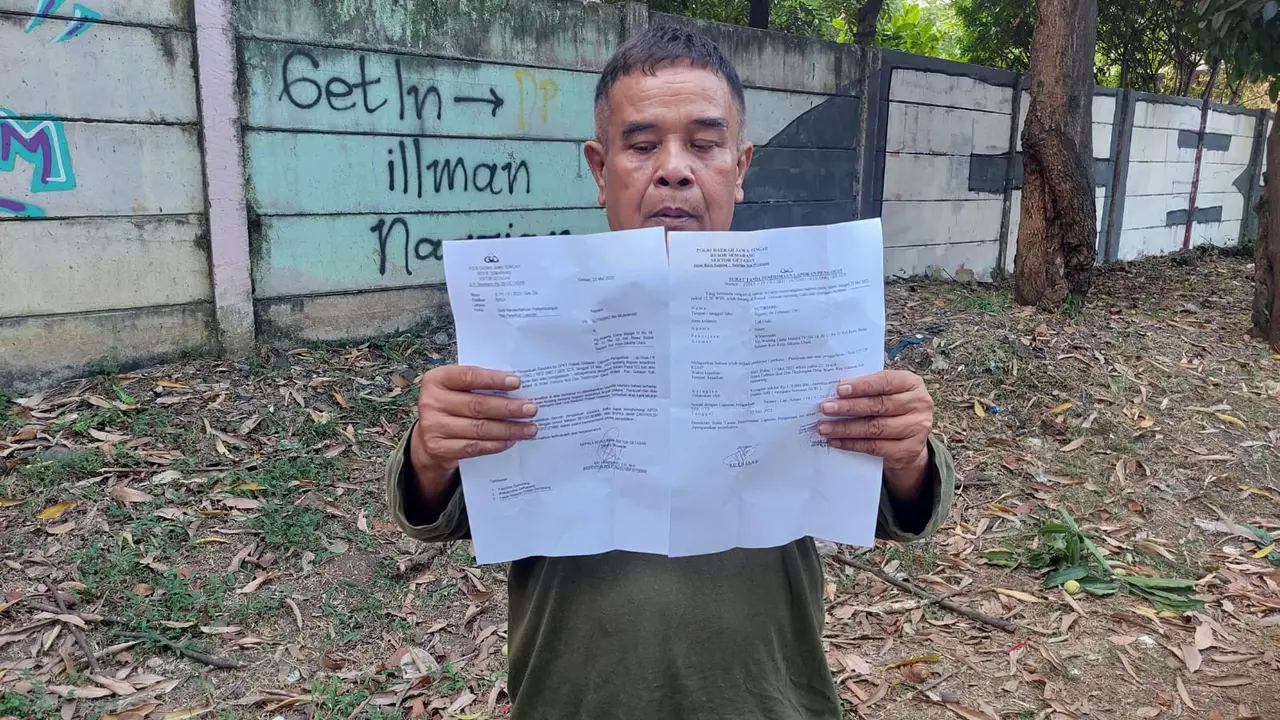 Sutrisno (63), sopir taksi online asal Koja, Jakarta Utara. (Bachtiarudin Alam/Merdeka.com)