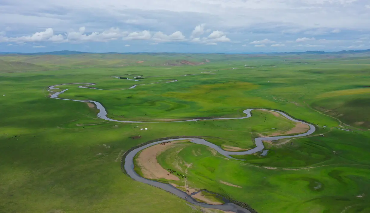 Pemandangan di Hulunbuir, Daerah Otonom Mongolia Dalam, China utara, 3 Agustus 2020. Otoritas setempat di Hulunbuir telah melakukan berbagai langkah guna meningkatkan pasar pariwisata lokal, seperti jadwal kerja yang lebih fleksibel dan mengeluarkan kupon wisata. (Xinhua/Xu Qin)