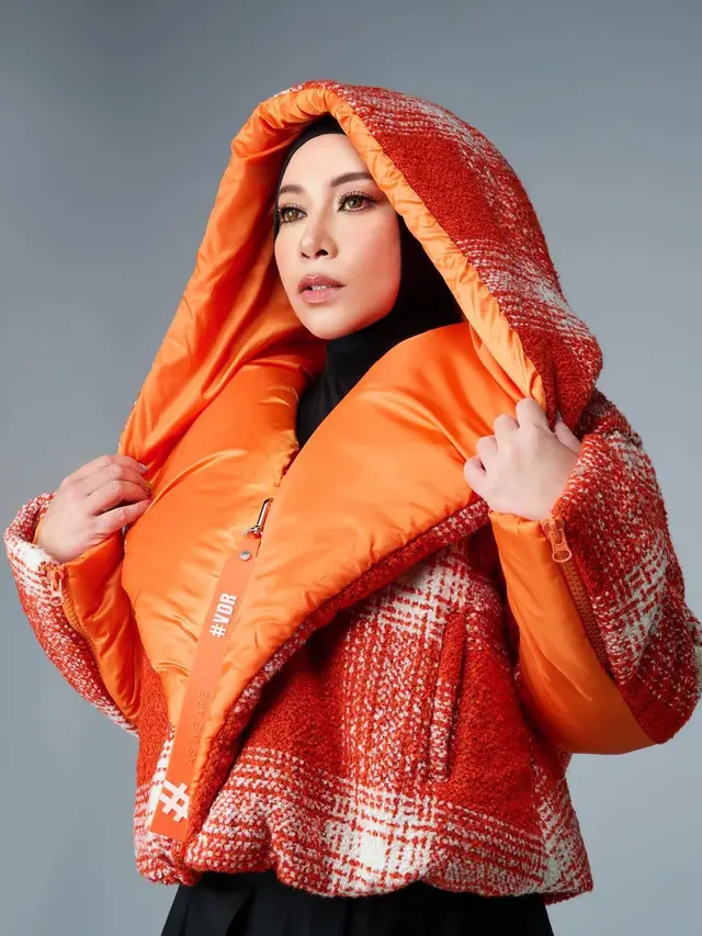 7 Gaya Pemotretan Melly Goeslaw dengan Busana Nyentrik, Jadi Sorotan