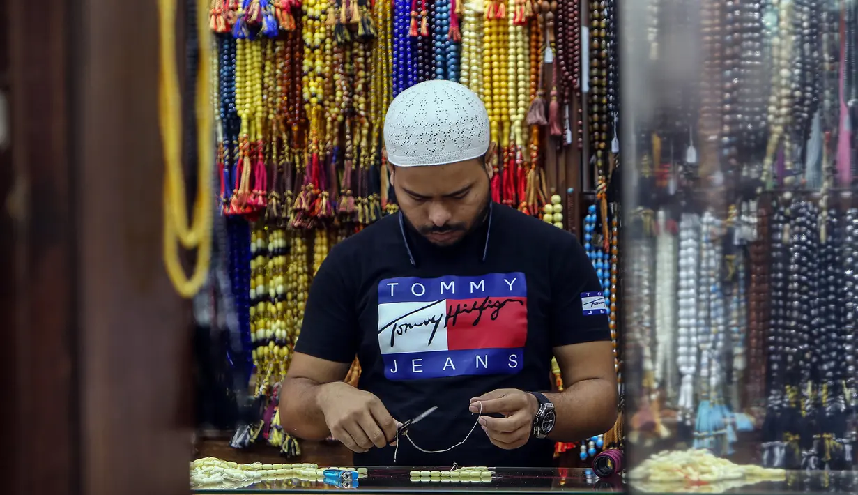 Seorang pedagang memajang tasbih untuk dijual selama bulan suci Ramadan di sebuah pasar di Kota Kuwait (25/5/2019). Negara ini berbatasan dengan Arab Saudi di sebelah selatan dan Irak di utara. (AFP Photo/Yasser Al-Zayyat)