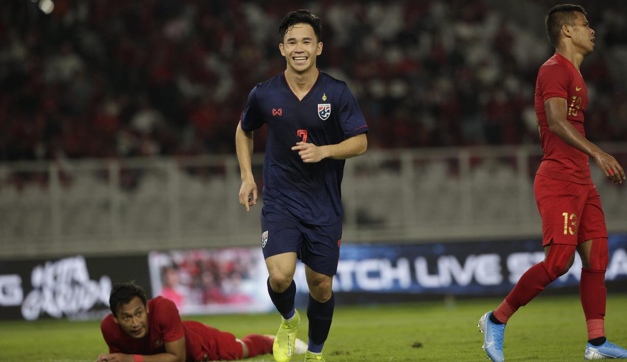 Gelandang Thailand, Supachok Sarachat, merayakan gol ke gawang Timnas Indonesia pada laga Kualifikasi Piala Dunia 2022 di SUGBK, Jakarta, Selasa (10/9). Indonesia kalah 0-3 dari Thailand. (AFP/Vitalis Yogi Trisna)