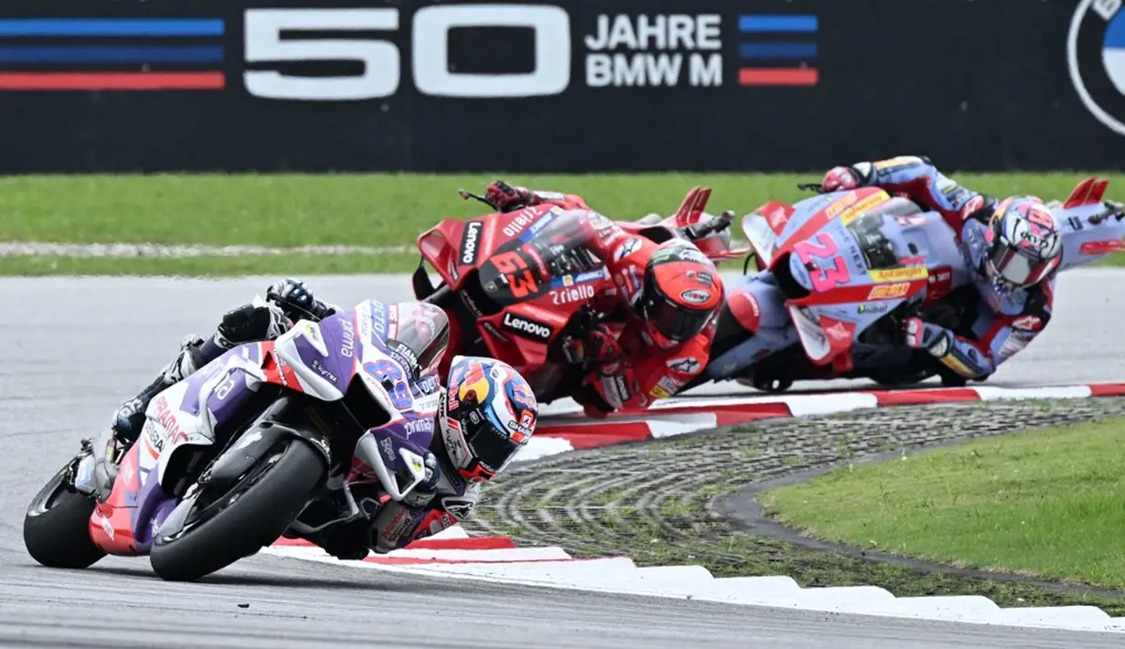 Pembalap Prima Pramac Jorge Martin (kiri) memimpin start saat balapan MotoGP Malaysia 2022 di Sirkuit Internasional Sepang, Sepang, Malaysia, Minggu (23/10/2022). Francesco Bagnaia sukses menjadi juara MotoGP Malaysia 2022 disusul Enea Bastianini dan Fabio Quartararo. (MOHD RASFAN/AFP)