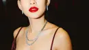 Pesona menyala Shenina Cinnamon kian bold dengan lipstik merah dan modern updo [@sheninacinnamon]
