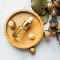 Aplikasikan minyak rambut sebagai nutrisi tambahan untuk menjaga kelembutan dan kilau rambut. (Foto: jcomp/Freepik)