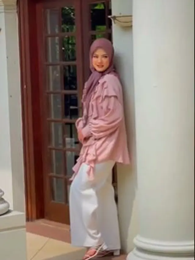 6 Potret Nita Gunawan saat Pakai Hijab, Jadi Sorotan