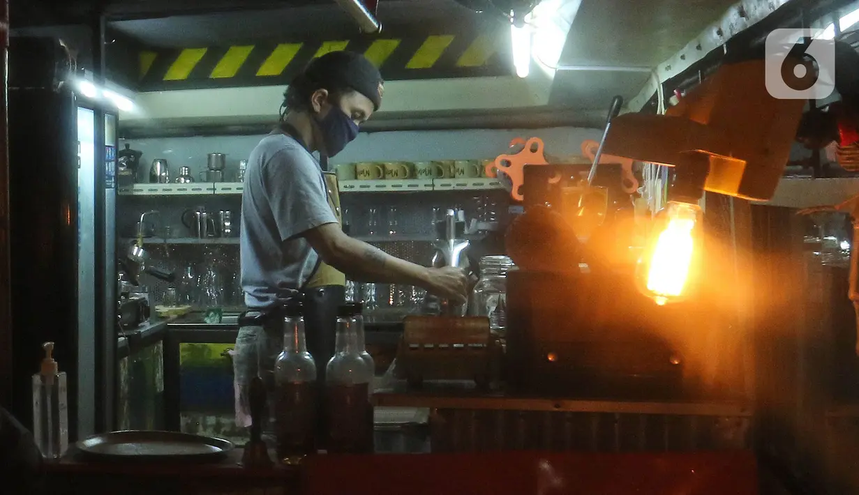 Pegawai membuat makanan di kafe yang menggunakan angkutan metromini di Bekasi, Jawa Barat, Kamis (15/4/2021). Kafe ini berinovasi di tengah pandemi COVID-19 dengan menggunakan armada metromini yang sudah tidak terpakai sebagai tempat makan pengunjung. (Liputan6.com/Herman Zakharia)