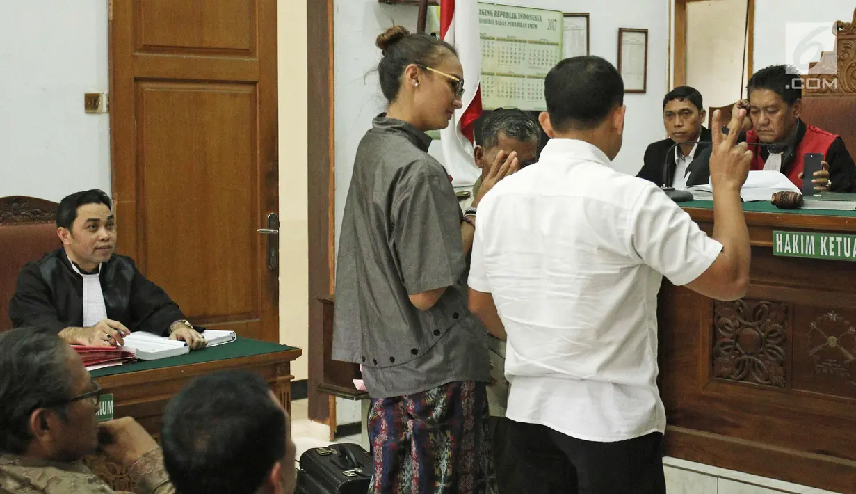 Aktris Nadine Chandrawinata saat mengikuti sidang di Pengadilan Negeri Jakarta Selatan, Selasa (5/12). Nadine menjadi saksi untuk kasus dugaan kepemilikan senjata api ilegal dan satwa langka Gatot Brajamusti. (Liputan6.com/Herman Zakharia)