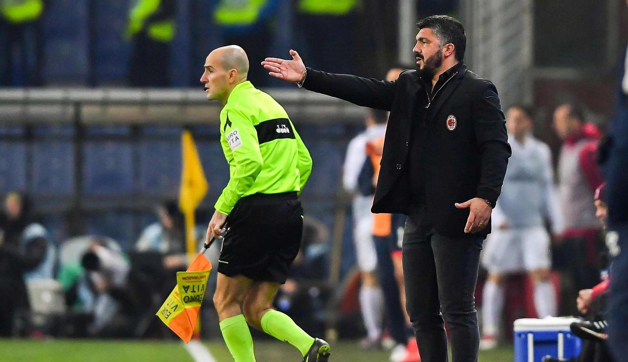 Pelatih AC Milan, Gennaro Gattuso memberi instruksi pada pemainnya saat bertanding melawan Genoa pada lanjutan Liga Serie A Italia di Stadion Luigi Ferraris di Genoa, (11/3).  Milan menang 1-0 atas Genoa. (Simone Arveda/ANSA via AP)