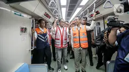 Menteri Perhubungan (Menhub), Budi Karya Sumadi dan PJ Gubernur DKI Jakarta, Heru Budi Hartono berada di dalam gerbong Lintas Raya Terpadu atau LRT Jabodebek di Stasiun LRT Dukuh Atas, Setiabudi, Jakarta, Rabu (28/6/2023). (Liputan6.com/Faizal Fanani)