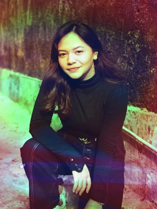 Amel mengatakan bahwa selama ini memang banyak yang memegang istilah ‘beauty is pain’, namun baginya lebih ke arah sebuah perjuangan para perempuan bukan melulu tentang operasi yang juga menyakitkan. (Instagram/amelcarla)