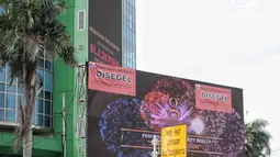 Sebuah Layar reklame tampak disegel di kawasan perempatan Harmoni, Jakarta, Selasa (29/1). Reklame yang disegel seluruhnya berlokasi di kawasan kendali ketat. (Liputan6.com/Faizal Fanani)