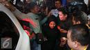 Calon Wakil Gubernur Nomor Urut 1 Sylviana Murni berjalan keluar meninggalkan Posko Pemenangan Wisma Proklamasi, Jakarta, Rabu (15/2). Dari berbagai Survei Perhitungan cepat Paslon nomor urut 1 mendapatkan nilai paling bawah. (Liputan6.com/JohanTallo)