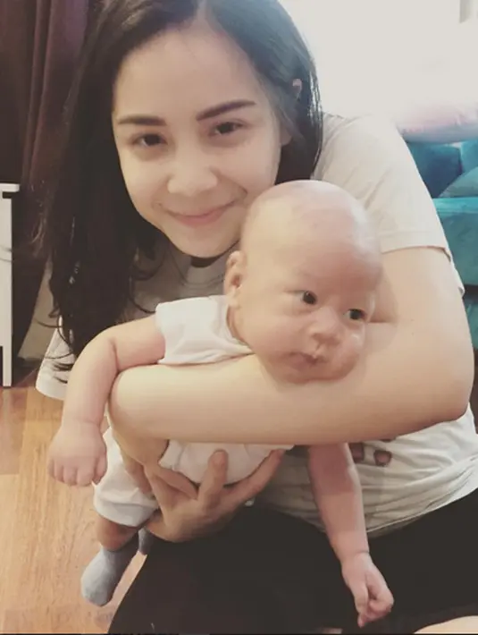 Nagita Slavina dan Rafathar Malik Ahmad. (via  instagram/@raffinagita1717)