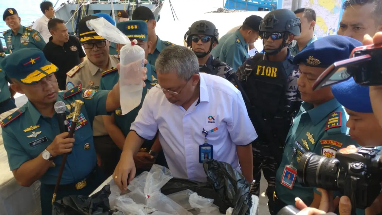 TNI Aangkatan Laut bersama Kementrian Kelautan dan Perikanan Ungkap Penyelundupan Baby Lobster ke Singapura senilai Rp. 37 miliar (Ajang Nurdin/Liputan6.com)