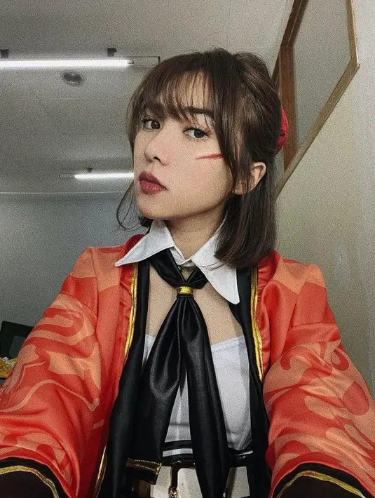 Pakai kostum ala karakter game, gaya Isyana ini disebut mirip Winter aespa. (Instagram/isyanasarasvati).