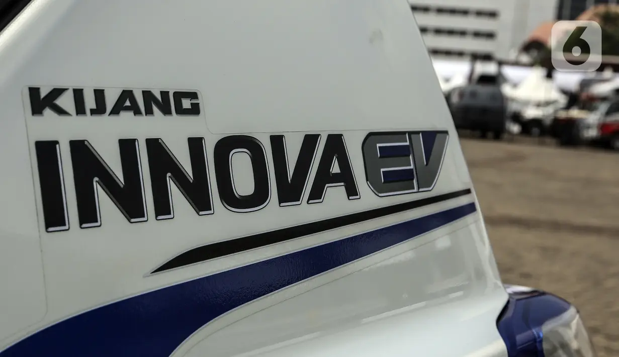 Mobil Toyota Kijang Innova EV Concept dihadirkan di area Indonesia International Motor Show (IIMS) 2022 di JIExpo Kemayoran, Jakarta, Kamis (31/3/2022). Kijang Innova berbasis Battery Electric Vehicle (BEV) ini jadi kendaraan full electric pertama Toyota berbasis MPV. (Liputan6.com/Johan Oktavianus)