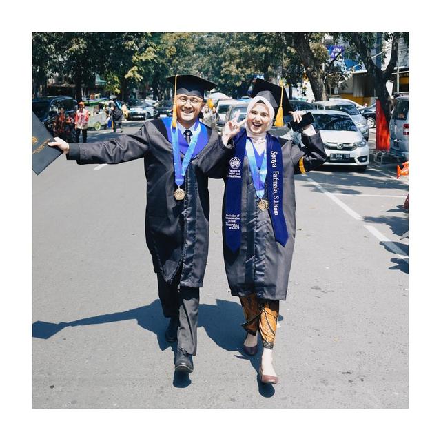 6 Potret Hengky Kurniawan dan Sonya Fatmala Wisuda Bareng, Sempat Lama Tertunda