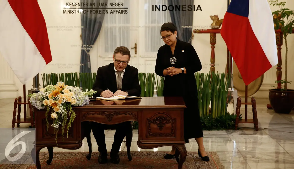 Menlu Ceko, Lubomir Zaoralek (kiri) saat menandatangani buku tamu, Jakarta, Kamis (25/2). Kunjungan kerja tersebut sekaligus menjalanin kerjasama Ilmu Pengentahuan, Pendidikan dan Kebudayaan antara RI - Ceko. (Liputan6.com/Faizal Fanani)