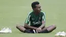 Pemain Timnas Indonesia U-22, Todd Rivaldo, melepas lelah usai latihan di Stadion Madya, Jakarta, Jumat (18/1). Latihan ini merupakan persiapan jelang Piala AFF U-22. (Bola.com/Yoppy Renato)