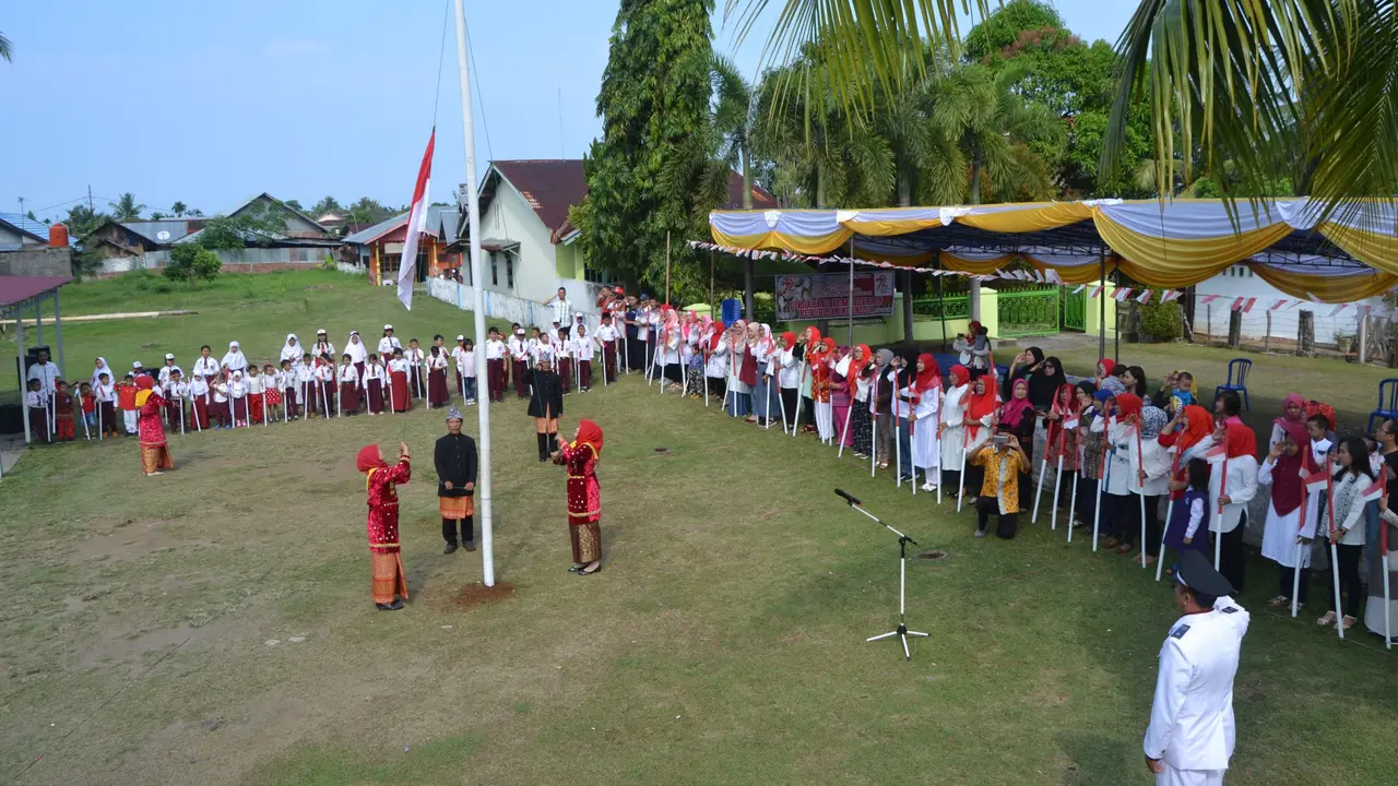 Gunakan Pakaian Adat Keluarga Fatmawati Gelar Upacara 17 Agustus