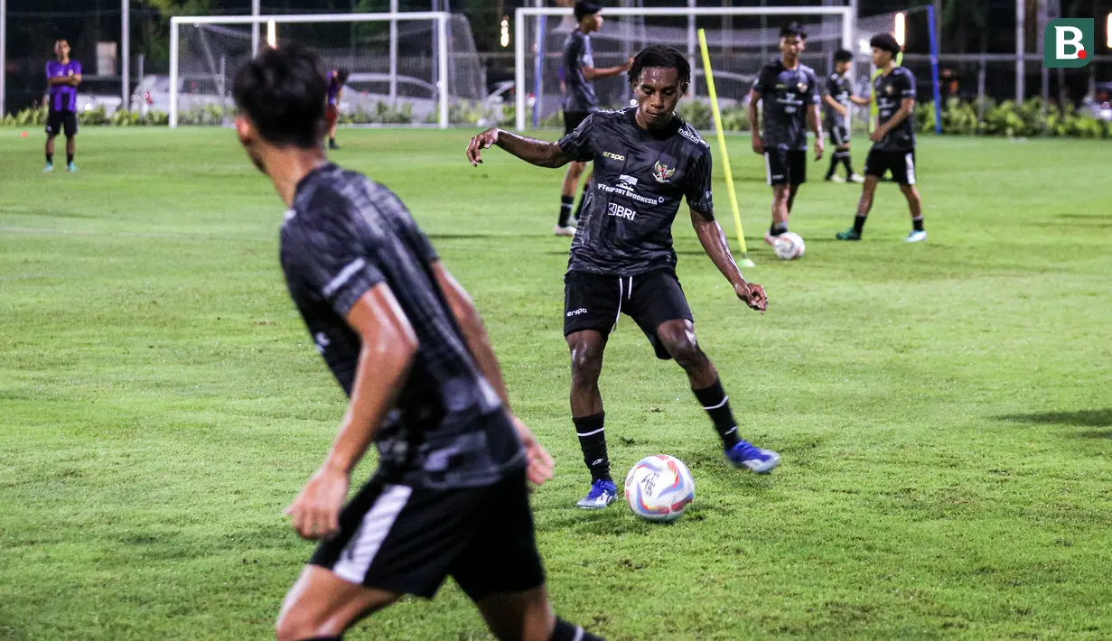 Suasana pemusatan latihan Timnas Indonesia U-20 yang berlangsung di Lapangan B, Senayan, Jakarta, Jumat (15/03/2024) malam. (Bola.com/Bagaskara Lazuardi)