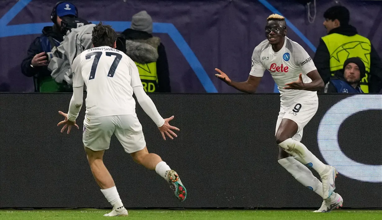 Pemain Napoli Victor Osimhen (kanan) merayakan dengan Khvicha Kvaratskhelia usai mencetak gol ke gawang Eintracht Frankfurt pada pertandingan sepak bola babak 16 besar Liga Champions di Deutsche Bank Arena, Frankfurt, Jerman, 21 Februari 2023. Napoli mengalahkan Eintracht Frankfurt dengan skor 2-0. (AP Photo/Michael Probst)