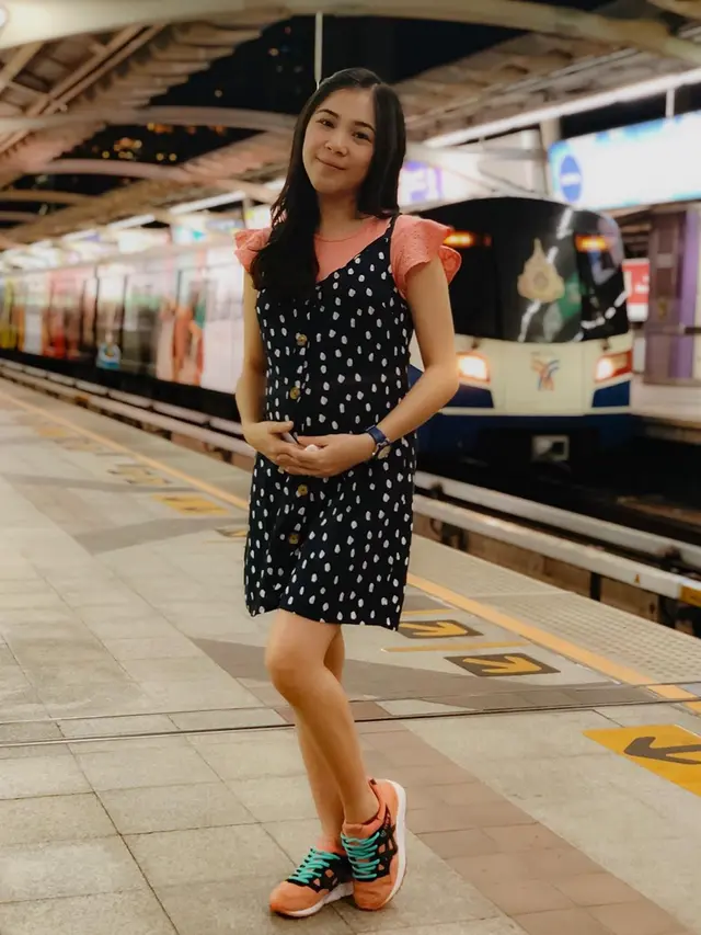 5 Pesona Christy Cherrybelle Pamer Baby Bump, Masih Terlihat Imut