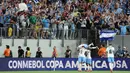 Pemain Uruguay merayakan gol di depan para pendukungnya saat laga Grup C Copa America 2024 melawan Bolivia di MetLife Stadium, East Rutherford, New Jersey, Jumat (28/06/2024) WIB. (AFP/Charly Triballeau)