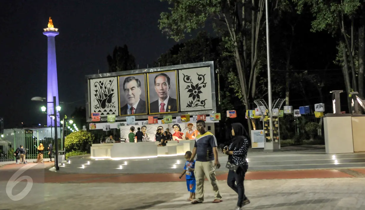 Warga bersantai di Taman Pandang Istana, Jakarta, Rabu (3/8). Taman Pandang Istana dibangun sebagai tempat bagi pengunjuk rasa yang beraksi di depan Istana Merdeka di Jalan Medan Merdeka Utara, Jakarta Pusat . (Liputan6.com/Yoppy Renato)
