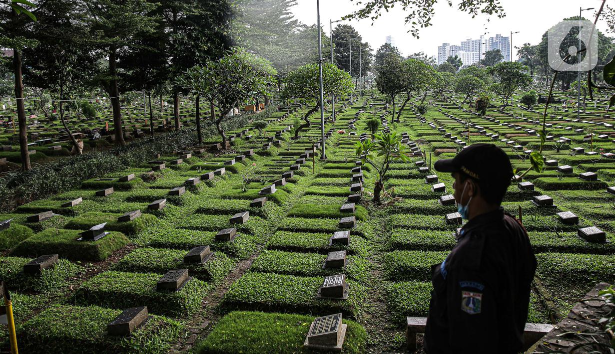 Petugas keamanan memandangi area Tempat Pemakaman Umum (TPU) Karet Bivak, Jakarta, Minggu (27/6/2021). Pemerintah Provinsi DKI Jakarta membatasi aktivitas dan kunjungan ke TPU selama penyesuaian pemberlakuan pembatasan kegiatan masyarakat (PPKM) Mikro. (Liputan6.com/Faizal Fanani)