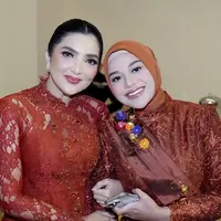 Riasan Serba Coral Ashanty, Aurel Hermansyah, dan Liza Natalia saat Kondangan Keluarga. [@ashanty_ash]