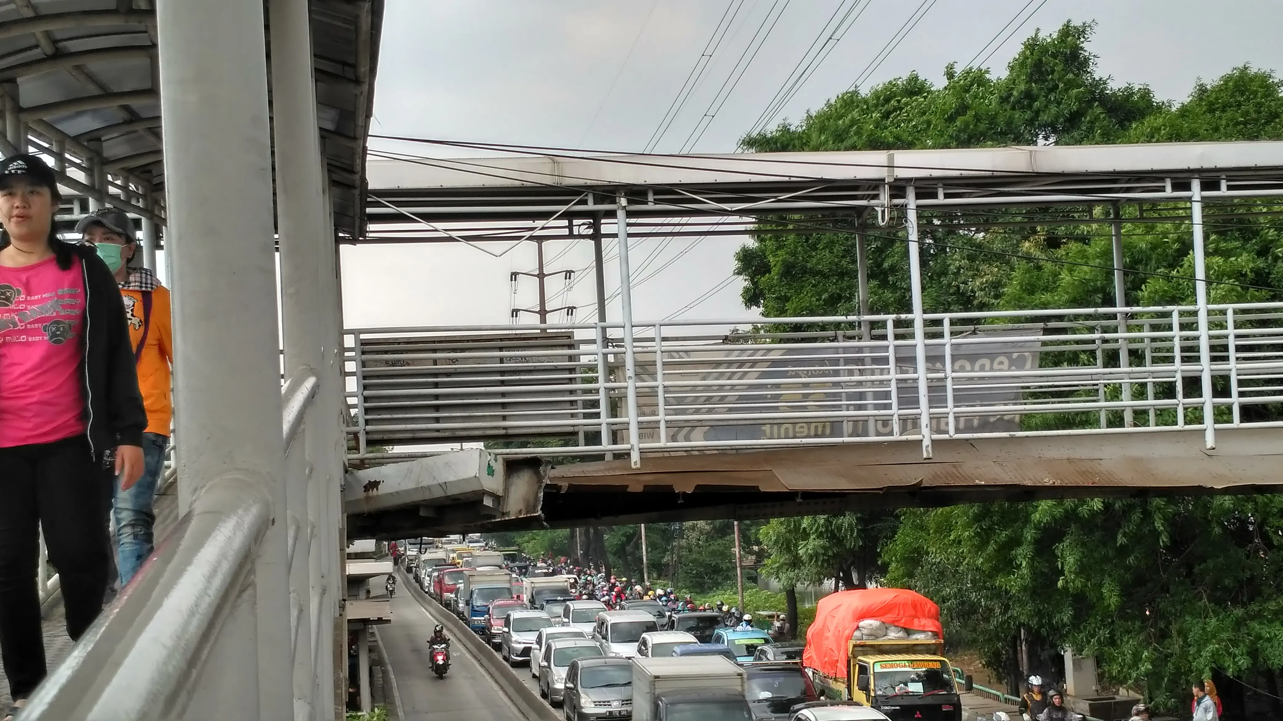 JPO Jembatan Gantung, Jalan Daan Mogot roboh (Liputan6.com/ Ika Defianti) 