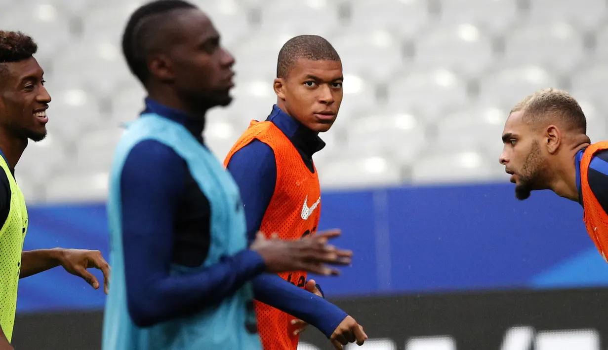 Kylian Mbappe menikmati sesi latihan bersama rekan-rekannya di Stade de France stadium, Saint Denis, (30/8/2017). Prancis akan melawan Belanda pada pada kualifikasi Grup A Piala Dunia 2018. (AP/Christophe Ena)