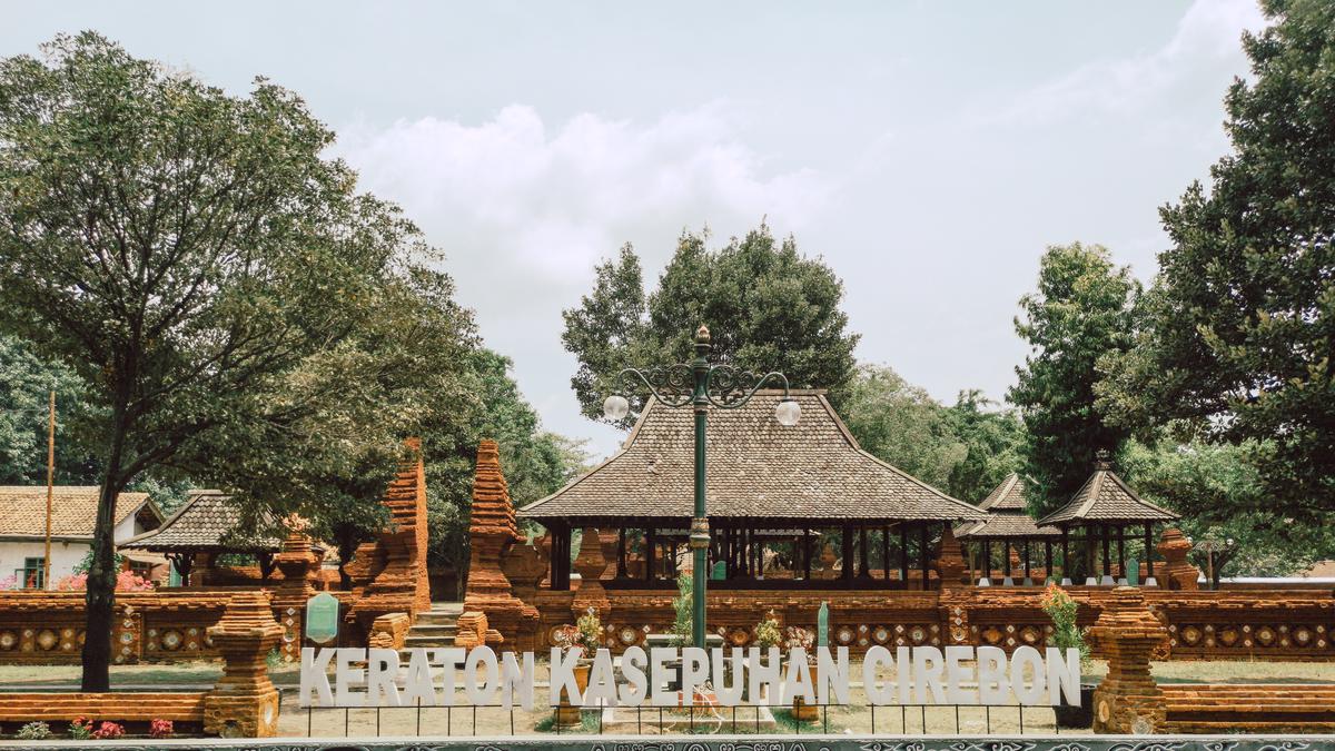 10 Tempat Wisata di Cirebon Kota dan Sekitarnya: Ikonik dan Bersejarah