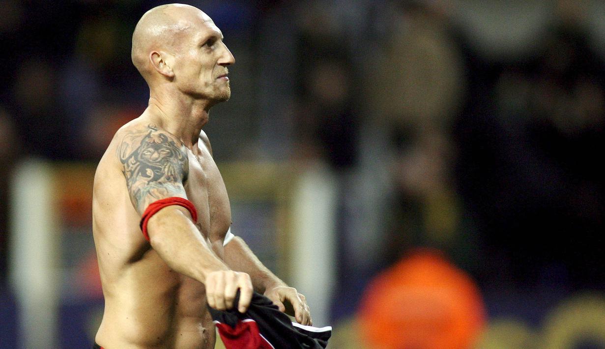2. Jaap Stam – Jaap Stam turut mengantarkan The Red Devils meraih treble winner pada 1999. Perselisihan dengan Alex Ferguson membuat Stam dijual ke Lazio dengan harga 16,5 juta pound sterling. (EPA/Yves Boucau-Michel Krakowski)