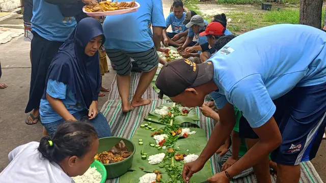 Bancakan atau makan siang bersama. (Minggu, 21/01/2024). (Yandi Deslatama/Liputan6.com).