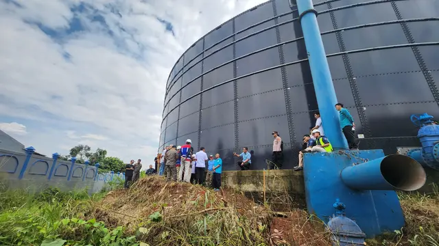 Wakil Wali Kota Depok, Chandra Rahmansyah saat meninjau watertank milik PDAM yang semat di protes warga karena miring di Jalan Legong Raya, Sukmajaya, Depok.