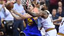 Guard Warriors, Klay Thompson #11 melakukan tembakan saat dihadang center Cavaliers, Tristan Thompson #13 pada game ke-3 NBA Finals di Quicken Loans Arena, (9/6/2016) WIB. (Mandatory Credit: David Richard-USA TODAY Sports)