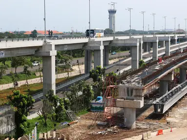 Pekerja menyelesaikan pembangunan kereta tanpa pengemudi atau Automated People Mover System (APMS) di Terminal 3 Bandara Soekarno Hatta, Tangerang, Senin (24/04). Pembangunan struktur APMS ditargetkan selesai pada Juni 2017. (Liputan6.com/Fery Pradolo)