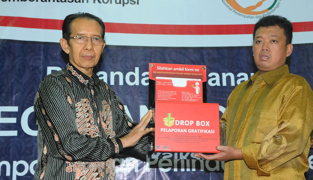 KPK bekerjasama dengan BNP2TKI melakukan kerjasama mencegah korupsi terkait pengelolaan TKI, Jakarta, Kamis (19/3/2015). KPK memberikan drop box kepada BNP2TKI, Jakarta, Kamis (19/3/2015). (Liputan6.com/Herman Zakharia)