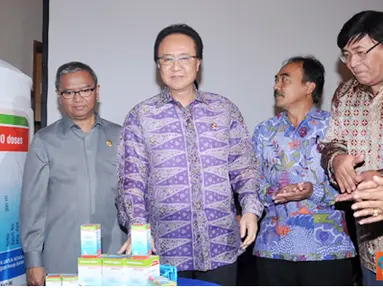 Citizen6, Makassar: MKP Sharif C Sutardjo di dampingi wakil Gubernur Makassar, Dirjen Budidaya, Kepala Balitbang KP dan Sugeng Pujiono GM Caprifarmindo, melaunching vaksin ikan aeromonas. (Pengirim: Efrimal Bahri).