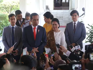 Presiden  Joko Widodo bersama ibu negara Iriana didampingi putra putrinya memberikan keterangan sebelum meninggalkan Istana Merdeka menuju gedung DPR, Jakarta, Minggu (20/10/2019). Jokowi bersama keluarga menuju DPR untuk dilantik menjadi presiden untuk kedua kalinya. (Liputan6.com/Angga Yuniar)