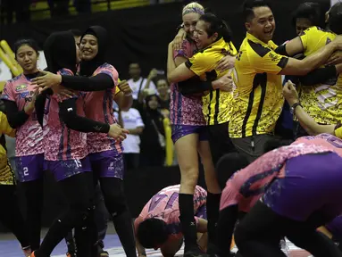 Para pevoli PGN Popsivo merayakan kemenangan atas Jakarta Pertamina Energi pada final Proliga 2019 di GOR Among Rogo, Yogyakarta, Sabtu (23/2). Popsivo menang 3-2 atas Pertamina. (Bola.com/Yoppy Renato)