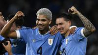 Bek Barcelona, Ronald Araujo, bersama bomber Liverpool, Darwin Nunez, saat memperkuat Timnas Uruguay menghadapi Argentina di Kualifikasi Piala Dunia 2026 zona Amerika Selatan melawan Argentina di Stadion La Bombonera, Buenos Aires, 16 November 2023. (Luis ROBAYO / AFP)