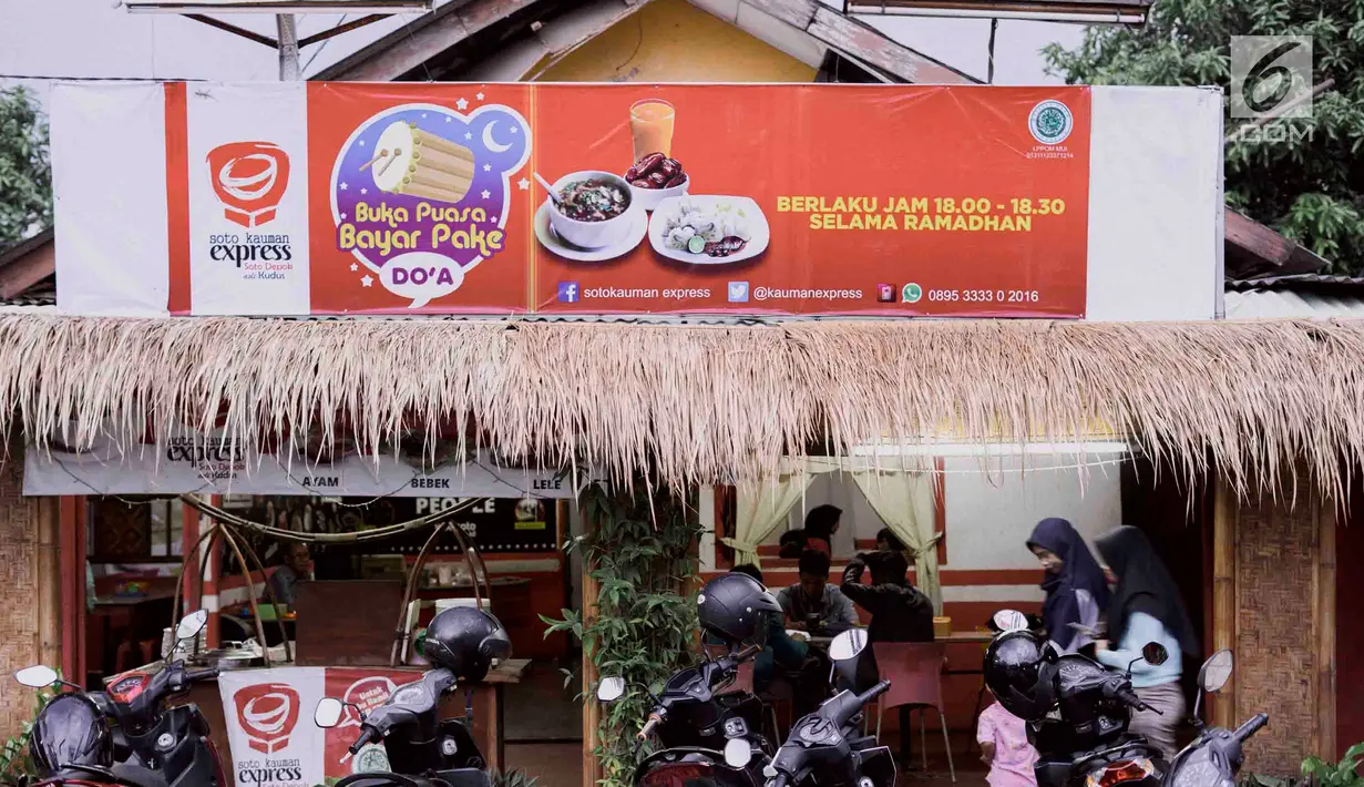 Suasana Kedai Soto Kauman Express Sawangan, Depok, Jawa Barat, Senin (13/5). Selama Ramadan, kedai soto tersebut menyediakan satu paket menu berbuka puasa yang terdiri dari soto, siomay, kurma, dan minuman dingin yang cukup dibayar dengan doa pada secarik kertas. (Liputan6.com/Immanuel Antonius)