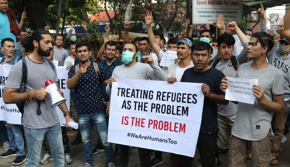 Pengungsi dari negara-negara berkonflik melakukan unjuk rasa di depan Kantor UNHCR, Jalan Kebon Sirih, Jakarta, Selasa (30/7/2019). Pengungsi yang rata-rata belum berkeluarga telah tinggal di Indonesia selama 7-10 tahun tanpa kejelasan dari pihak UNHCR. (Liputan6.com/Helmi Fithriansyah)