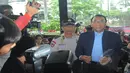 Jero Wacik tiba di kantor KPK, Jakarta, Rabu (11/2/2015). Jero Wacik diperiksa sebagai saksi untuk kasus dugaan penerimaan hadiah atau janji terkait kegiatan yang telah menjerat mantan Sekjen Kementerian ESDM, Waryono Karno. (Liputan6.com/Herman Zakharia)