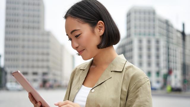 Ilustrasi membaca, sms, kalimat ajakan